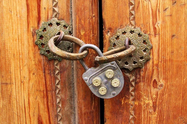 gated-schloss-tuer-zu